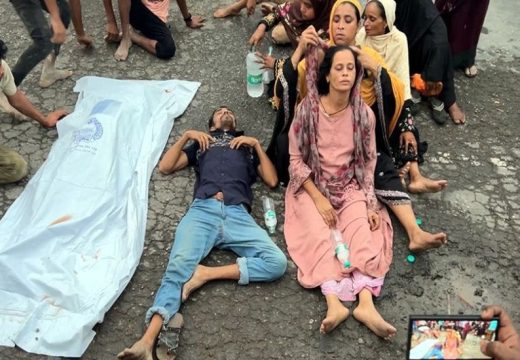 সন্তানের লাশ নিয়ে ওসমানীনগর থানার সামনে মহাসড়কে মায়ের অবরোধ, খুনের বিচার দাবি