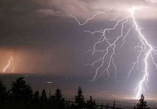 বাংলাদেশে বজ্রপাতের ঝুঁকি বাড়ছে: বিশেষজ্ঞের সতর্কবার্তা