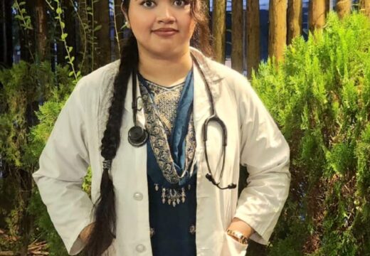 ফারজানা শারমিন জ্যোতি এমবিবিএস পাস করেছেন : গ্রামের বাড়িতে মিষ্টি বিতরণ