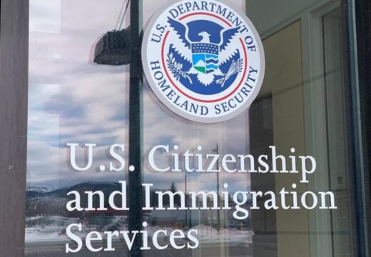 অভিবাসী কর্মীদের জন্য কঠোর নীতি: ওয়ার্ক পারমিটের স্বয়ংক্রিয় নবায়ন বন্ধ করলো যুক্তরাষ্ট্র