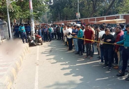 আদালতের সামনে দুজনকে গুলি করে ও কুপিয়ে হত্যা