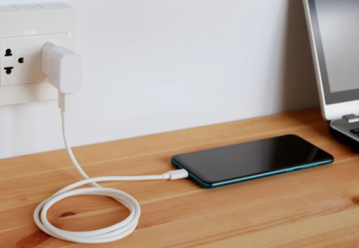 প্রতিদিন হাতে নেওয়া চার্জারের রঙ সাদা—এর পেছনে যে ৫ কারণ