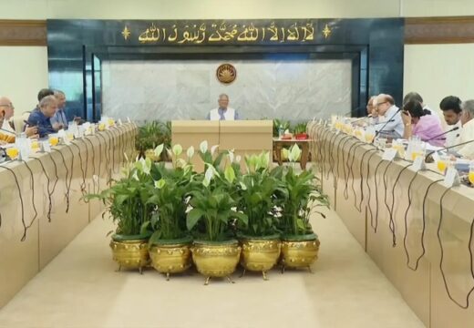 উপদেষ্টা পরিষদের বিশেষ সভায় খালেদা জিয়ার দ্রুত সুস্থতা কামনায় দোয়া