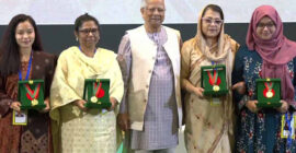 ৪ নারীর হাতে বেগম রোকেয়া পদক তুলে দিলেন প্রধান উপদেষ্টা