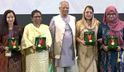 ৪ নারীর হাতে বেগম রোকেয়া পদক তুলে দিলেন প্রধান উপদেষ্টা