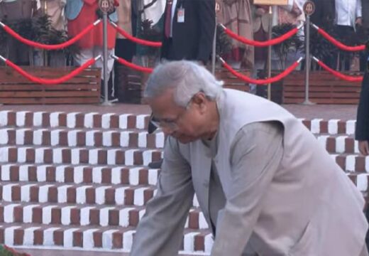 বিজয় দিবসে জাতীয় স্মৃতিসৌধে শহীদদের প্রতি প্রধান উপদেষ্টার শ্রদ্ধা