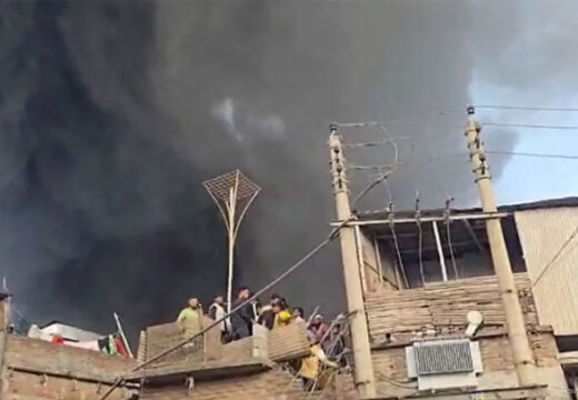 লালবাগের প্লাস্টিক কারখানায় অগ্নিকাণ্ড, নিয়ন্ত্রণে ৬ ইউনিটের চেষ্টা