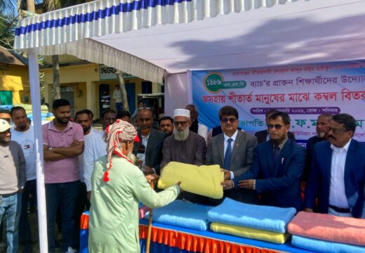 দেওয়ান আব্দুর রহিম হাইস্কুল এন্ড কলেজের ১৯৮৯ এসএসসি ব্যাচের উদ্যোগে শীতার্তদের মাঝে কম্বল বিতরণ