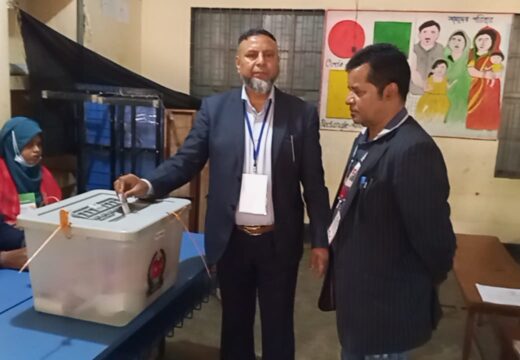 বালাগঞ্জের রাজাপুর সরকারি প্রাথমিক বিদ্যালয় কেন্দ্রে ভোট প্রদান করলেন স্বতন্ত্র প্রার্থী মইনুল বাকর