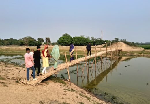 বাঁশের সাঁকোই ভরসা: বালাগঞ্জের টলাখালি নদীতে জরুরি ভিত্তিতে সেতুর দাবি