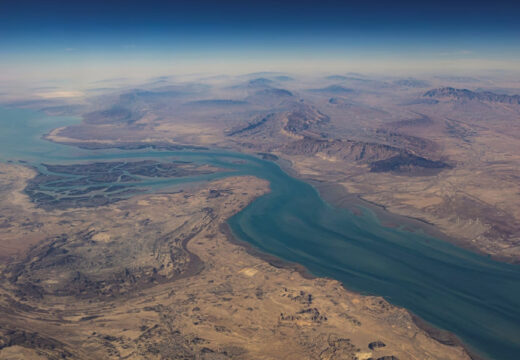 হরমুজ প্রণালীতে জাহাজ চলাচলে অনিশ্চয়তা, যুদ্ধবিরতির মাঝেই উত্তেজনা বৃদ্ধি