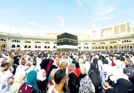 হজ কার্যক্রম শুরু, মিনায় হজযাত্রীদের ঢল