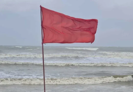 বৈরী আবহাওয়ায় চার সমুদ্রবন্দরে ৩ নম্বর সতর্কতা সংকেত